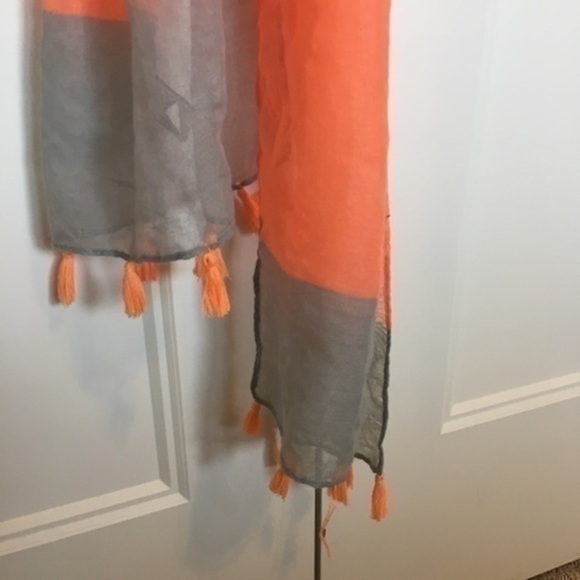 Girls scarf peachish / orangeish and gray Old Navy - Picture 3 of 12